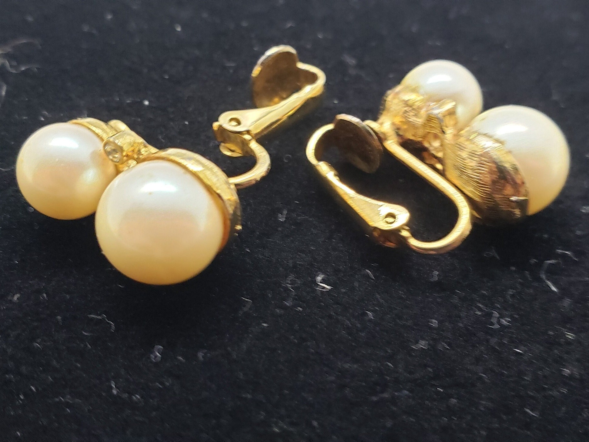 ピアス Gold-tone Double G Faux Pearl Clip-on Earrings Vintage Double Faux Pearl Gold Tone Screw Back/ Clip On