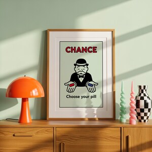 Poster Chance Card - Stampa artistica della pillola rossa o blu, decorazione murale ispirata al Monopoli, design grafico audace, decorazione della cultura pop retrò