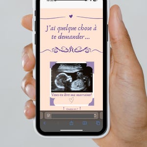 Peut inclure: Un smartphone affiche une carte à gratter numérique avec le texte "Carte à gratter MARRAINE" et "J'ai quelque chose à te demander...". La carte présente une image d'échographie et la question "Veux-tu être ma marraine?"
