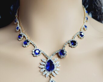 Ensemble collier et boucles d'oreilles en cristal et strass bleus roi et blancs