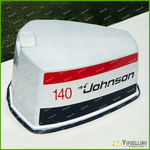 Puede incluir: Cubierta de motor fuera de borda blanca con calcomanías negras y rojas. La cubierta tiene el texto "140 Johnson".