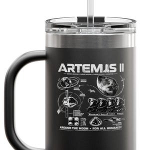 Könnte beinhalten: Schwarzer Reisebecher mit Griff und transparentem Deckel, mit dem Text "ARTEMIS II" und einer Darstellung einer Mondmission. Der Becher enthält einen Strohhalm und den Satz "AROUND THE MOON • FOR ALL HUMANITY".