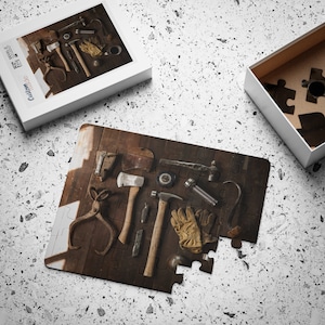 Może przedstawiać: Puzzle z brązowym drewnianym tłem przedstawiające kolekcję narzędzi, w tym młotek, siekierę, szczypce i klucz. Elementy układanki są rozrzucone wokół krawędzi obrazu.