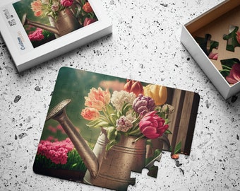 Puede incluir: Una regadera de metal vintage llena de un ramo de tulipanes coloridos, incluyendo rosas, morados, amarillos y naranjas. Las flores están dispuestas en un entorno rústico con una ventana en el fondo.