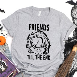 Amigos até o fim Camisa Chucky, moletom Chucky de Halloween, presente para fãs de filmes de terror, camiseta de doces ou travessuras, camiseta assustadora para festa de Halloween