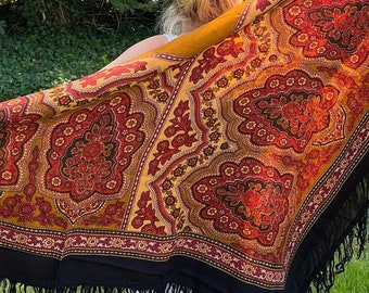 Magnifique châle ukrainien/russe en laine noir et ocre de style vintage avec un motif floral/arabesque jaune, orange, rouille et marron