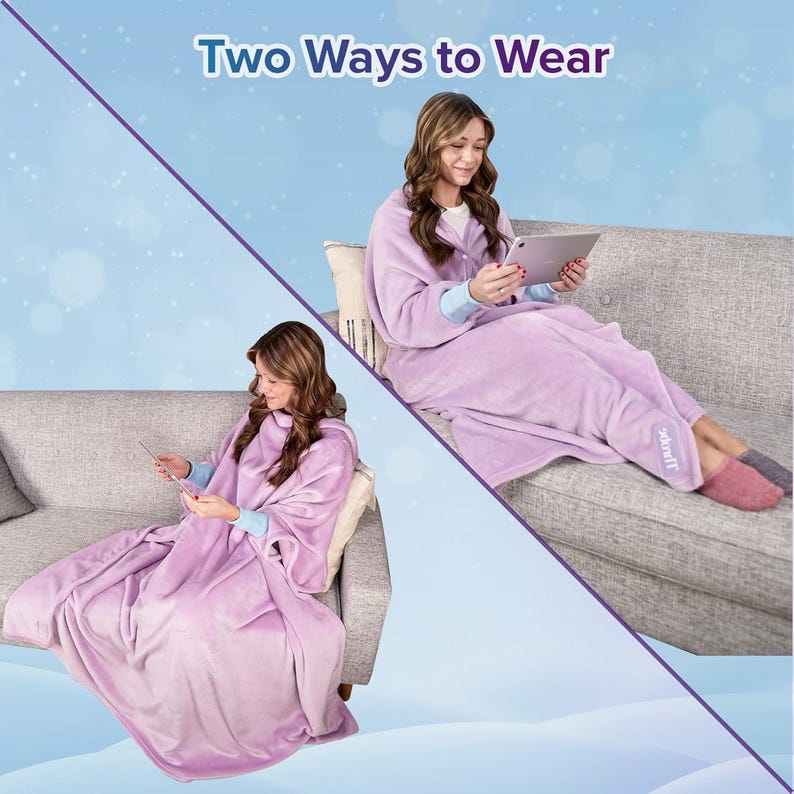Puede incluir: Dos mujeres usando una manta port&aacute;til de color morado con mangas. El texto "Two Ways to Wear" est&aacute; en la parte superior de la imagen.
