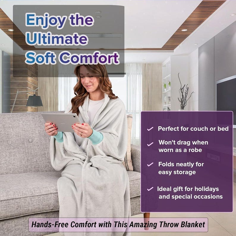 Puede incluir: Una persona sentada en un sof&aacute; con una manta de tiro gris con mangas. La manta es lo suficientemente grande como para cubrir todo el cuerpo de la persona. El texto "Enjoy the Ultimate Soft Comfort" est&aacute; en la parte superior de la imagen. El texto "Hands-Free Comfort with This Amazing Throw Blanket" est&aacute; en la parte inferior de la imagen. El texto "Perfect for couch or bed", "Won't drag when worn as a robe", "Folds neatly for easy storage" y "Ideal gift for holidays and special occasions" est&aacute; en una lista de verificaci&oacute;n en el lado derecho de la imagen.