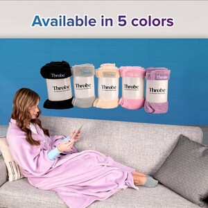 Puede incluir: Cinco batas de felpa en diferentes colores, incluyendo negro, gris, beige, rosa y lavanda. Cada bata tiene la palabra "Throbe" impresa en la parte delantera.