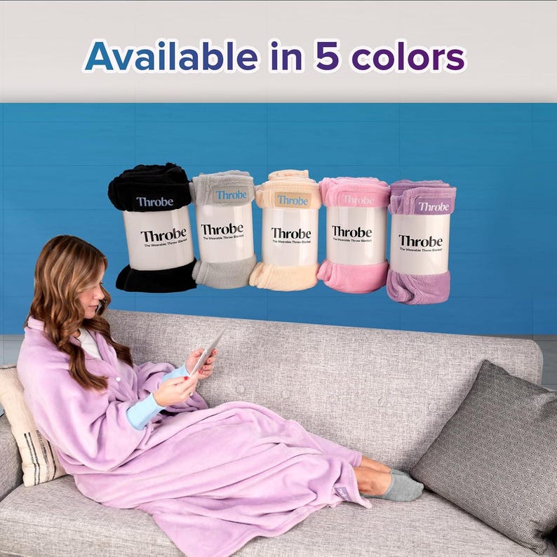 Puede incluir: Cinco batas de felpa en diferentes colores, incluyendo negro, gris, beige, rosa y lavanda. Cada bata tiene la palabra "Throbe" impresa en la parte delantera.