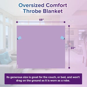 Puede incluir: Una gran manta de color morado que mide 68 pulgadas por 60 pulgadas. La manta se muestra en un ambiente de sala de estar. El texto "Oversized Comfort Throbe Blanket" est&aacute; en la parte superior de la imagen.