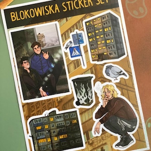 Op de afbeelding: Een stickerset met illustraties van twee mensen, een vuilnisbak met vlammen, een gebouw met ramen en duiven. De stickers zijn op een witte achtergrond met de tekst "BLOKOWISKA STICKER SET" en "GHOSTCORE CRAFT".