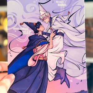 Puede incluir: Una impresión artística de fantasía que presenta dos figuras con túnicas, una blanca y otra azul oscuro. La obra de arte incluye el texto "most radiant star" y "the sky's kindest". El fondo es un degradado de morado y rosa.