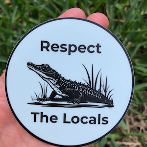 Rispetta la gente del posto Adesivo fustellato alligatore che si crogiola / Alligatore / Florida / Floridiano / Conservazione / Amante degli alligatori / Adesivo per bottiglia d'acqua