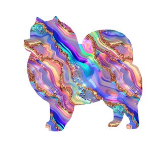 Op de afbeelding: Een kleurrijke illustratie van een hond in staande positie. Het silhouet van de hond is gevuld met een wervelend patroon van paars, blauw, groen en goud, met een glinsterend effect. Het ontwerp lijkt op een edelsteen.