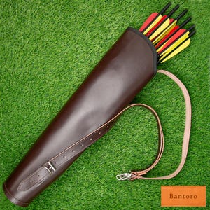 Handcrafted Leather Archery Quiver – Dark Brown Cowhide – Adjustable Hip Quiver for Traditional Archers