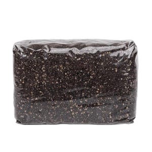 Puede incluir: Un paquete rectangular de tierra para macetas de color marrón oscuro, visible a través de un envoltorio de plástico transparente. El suelo tiene un aspecto moteado con partículas más claras mezcladas. El paquete está sellado y listo para usar.