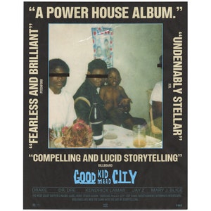 Puede incluir: Un póster negro para el álbum "Good Kid, M.A.A.D City" con una foto de tres personas. El póster incluye texto como "A Power House Album" y "Fearless and Brilliant". El álbum presenta a Drake, Dr. Dre y Kendrick Lamar.