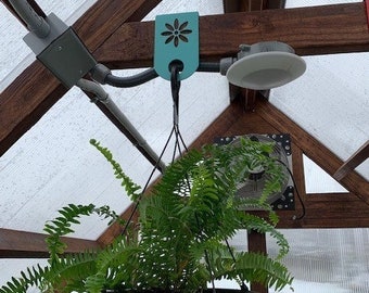 Colgador de plantas diseñado para adaptarse a vigas de invernadero de 2x4.