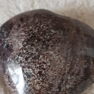 Ein bezauberndes Granat-Kristallherz - Schutz vor negativer Energie.  - Crystal Store - Heilkristall - Wohnkultur