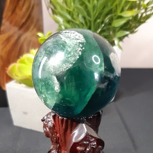 Eine wunderschöne tiefgrüne Fluorit-Kristallkugel - fördert Wachstum, Stabilität und Sicherheit. - Heilstein - Crystal Store