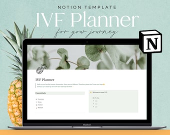 Może przedstawiać: Laptop wyświetla szablon Notion zatytułowany "IVF Planner for your journey". Ekran pokazuje interfejs planera z sekcjami dla niezbędnych elementów i list zadań. Ananas i liście otaczają laptopa.