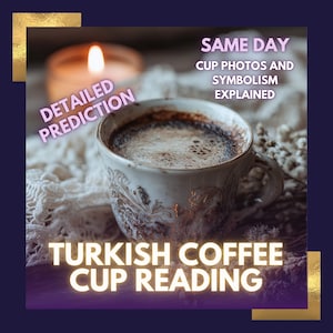 以下が含まれることがあります： 詳細な予測をテーマにしたトルココーヒーのカップ。画像には、ろうそくの火と「Turkish Coffee Cup Reading」、「Detailed Prediction」、「Same Day Cup Photos and Symbolism Explained」というテキストが表示されています。カップは金と白のデザインです。