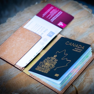 Passport Cover, Pueblo Leder Full-Grain Veg-Tan, ein schlanker und funktionaler Pass, Bargeld, Karte und Bordkarte Organizer 5 Pocket