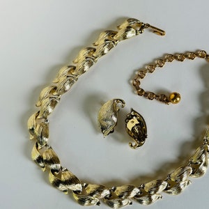 Ensemble vintage collier et boucles d'oreilles : ras-de-cou et boucles d'oreilles feuilles dorées, signé Lisner, vers 1960