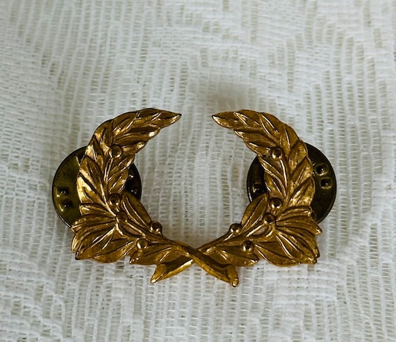 Vintage Brass Laurel Leaf and Berries Wreath Lape… - image 1