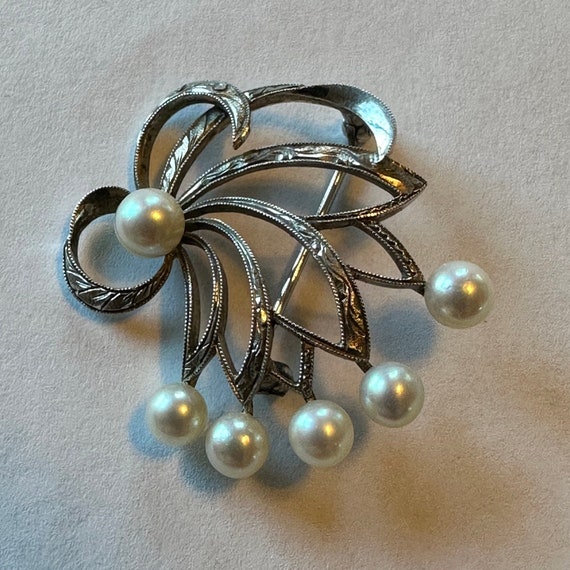 【美品】MIKIMOTO パール ブローチ あこや真珠 8珠 刻印あり MIKIMOTO パールブローチ あこや真珠 お花 8珠刻印あり シルバー
