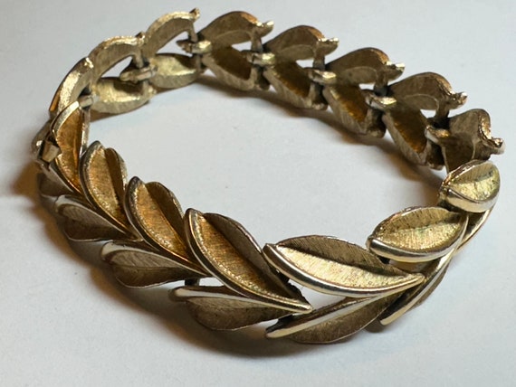 Crown Trifari Gold Tone Leaf Vintage 7 1/4” Bracelet Circa