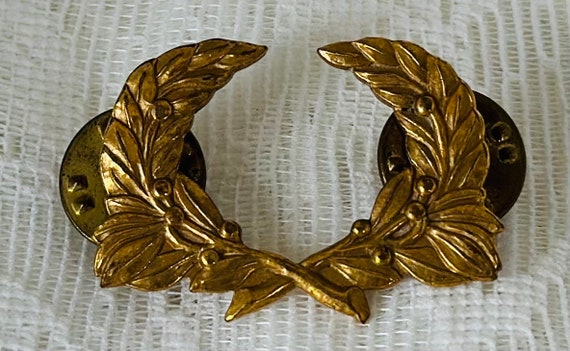 Vintage Brass Laurel Leaf and Berries Wreath Lape… - image 2