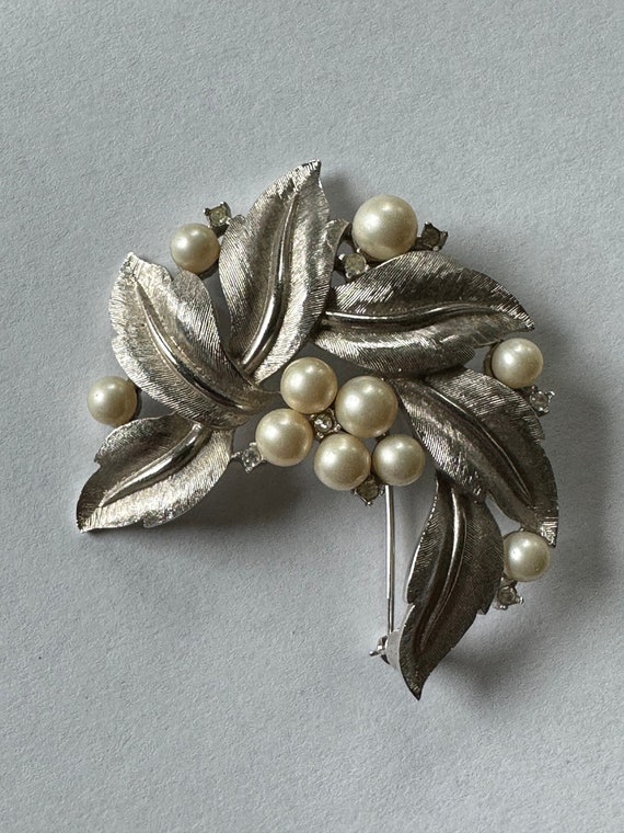 クラウン・トリファリ ヴィンテージ ブローチ：シルバートーンの花柄
