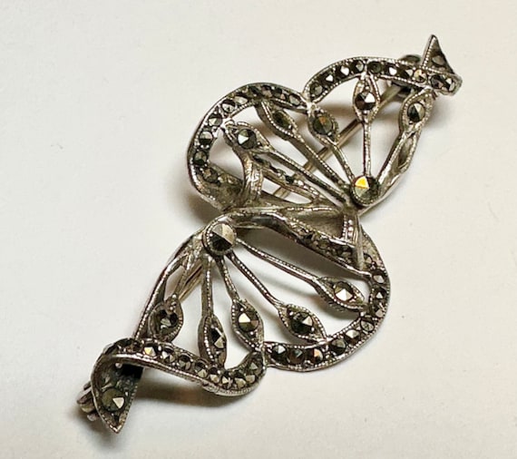 Broche Art Déco Vintage - Marcassites Et Onyx - Couleur Argent - Vers 1864