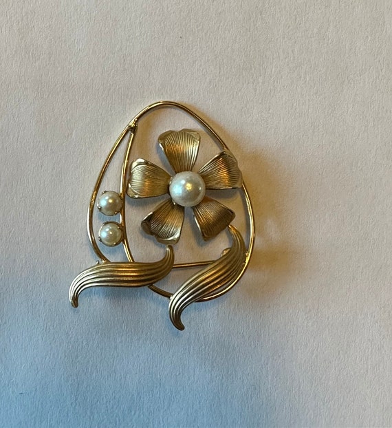 Gold Filled Flower Vintage Brooch with Faux Pearls