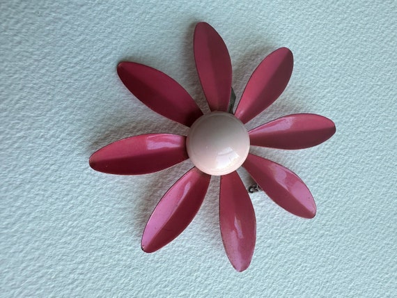 Vintage Brooch: Mid Century Mod Pink Daisy Pin, 1960s Enamel  display picture 2