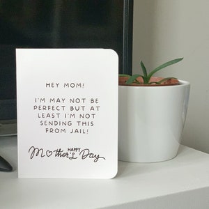Muttertagskarte | "Hey Mama, ich bin vielleicht nicht perfekt, aber zumindest schicke ich das nicht aus dem Knast" | Lustige Grußkarte für Mama, Happy Mom Day