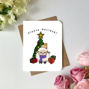 Cartão de Natal caprichoso: ovelhas Fleece Navid, presentes e design de árvore