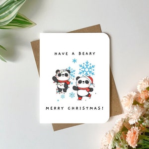 Um lindo cartão de Natal espalha a alegria do feriado com o fofo e punny Cartão de Natal Panda "Tenha um Beary Feliz Natal"