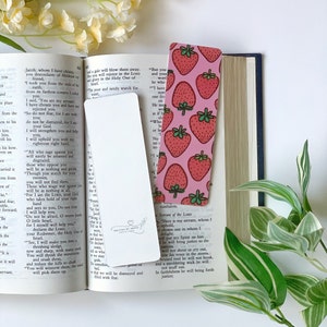 Joli signet fraise fait main, imprimé sur du papier cartonné épais, joli cadeau pour elle, signet fruit pour les amateurs de livres, idées cadeaux art kawaii