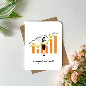 Afstudeerkaart gefeliciteerd met het bereiken van nieuwe hoogten wenskaart om nieuwe afgestudeerde kaart voor haar te feliciteren voor toekomstige meisjesbaas