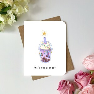 Carte de Noël fantaisiste avec Boba et lumières de Noël - « C'est la saison du thé !