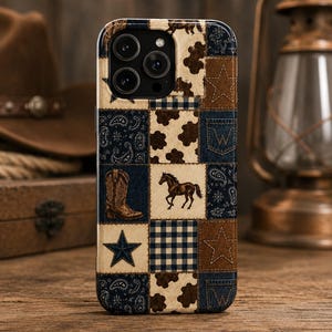 Western-Patchwork-Handyhülle mit Cowboy-Stiefeln und Pferdemotiv | Denim-Bandana-Karo