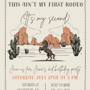 Könnte beinhalten: Eine beigefarbene Einladung mit Western-Thema. Die Einladung lautet "Das ist nicht mein erstes Rodeo, es ist mein zweites." Sie ist für Janes 2. Geburtstagsparty am Samstag, den 27. Juli um 15:00 Uhr. Die Einladung enthält eine Adresse und RSVP-Informationen.