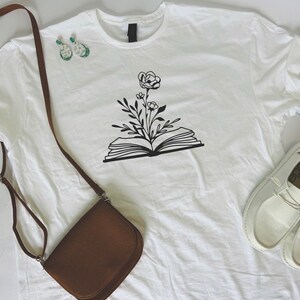 Camiseta de estilo minimalista Floral Book para mujer / Camiseta de lectura para mujer / Camiseta de libro / regalos para ella / regalos para mamá / camiseta del club de lectura