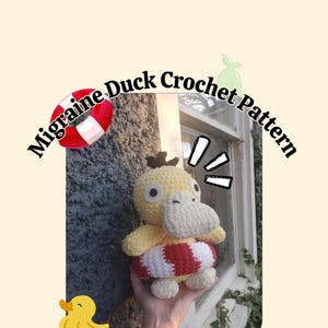 Puede incluir: Un pato amarillo tejido a ganchillo con un flotador a rayas rojas y blancas alrededor de la cintura. El pato tiene ojos grandes y redondos y un pico blanco. El texto "Migraine Duck Crochet Pattern" está arqueado sobre el pato.