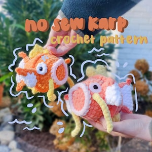 Könnte beinhalten: Zwei orange-weiß gehäkelte Fische mit gelben Akzenten werden in den Händen einer Person gehalten. Der Text "no sew karp crochet pattern" ist in Orange und Gelb über den Fischen geschrieben. Die Fische haben große, runde Augen und lange, gelbe Fäden.