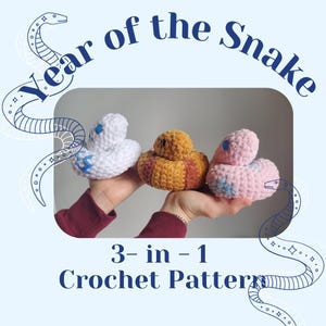 Puede incluir: Un patrón de crochet para tres diferentes juguetes amigurumi de serpiente. Las serpientes son blancas, rosadas y marrones. El patrón se titula "Año de la Serpiente 3 en 1 Patrón de Crochet".