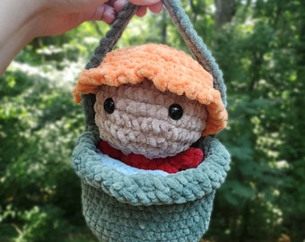 Petite fille poissonneuse dans un seau // Peluche amovible au crochet fait main Smolivco